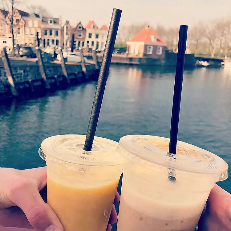 Twee smoothies to go aan de haven