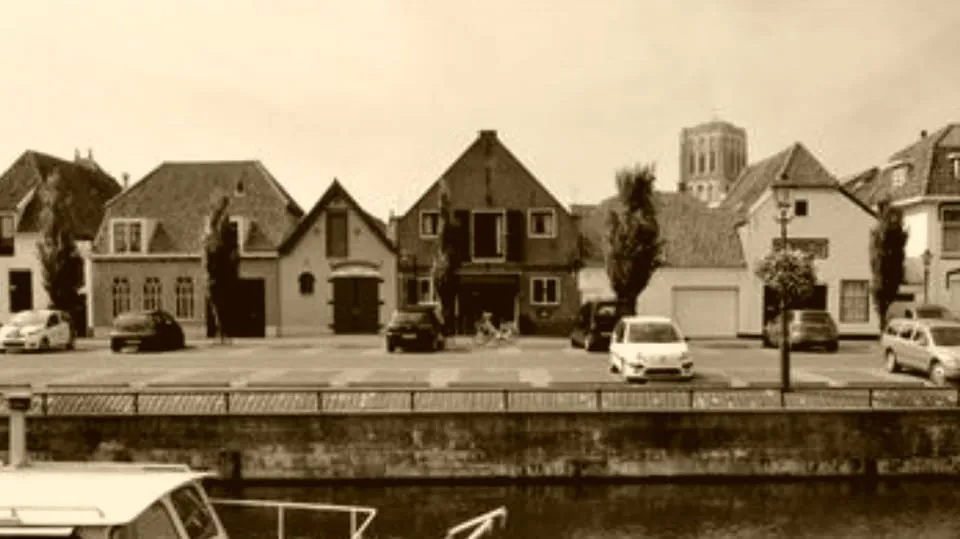 De Turfkade in Brielle gezien over het water, met de kerktoren erachter
