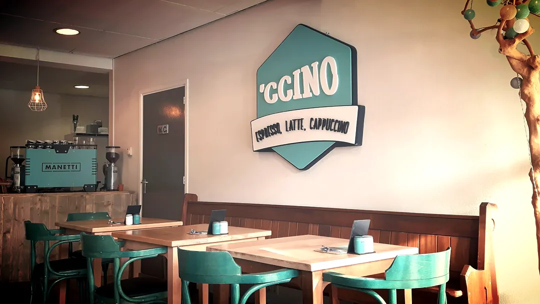 De blauwgroene Manetti-espressomachine en het 'Ccino-bord aan de muur in Brielle