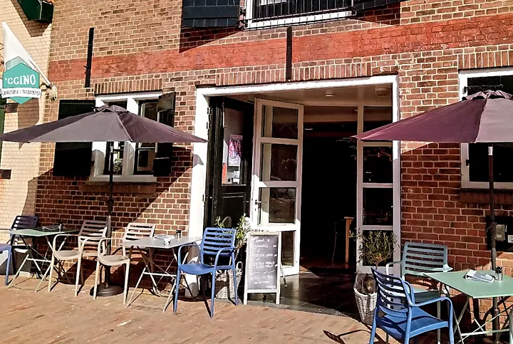 Het terras met parasols voor 'Ccino aan de Turfkade in Brielle