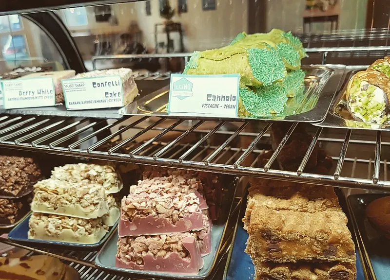 De vitrine met cannoli, bars en gebak