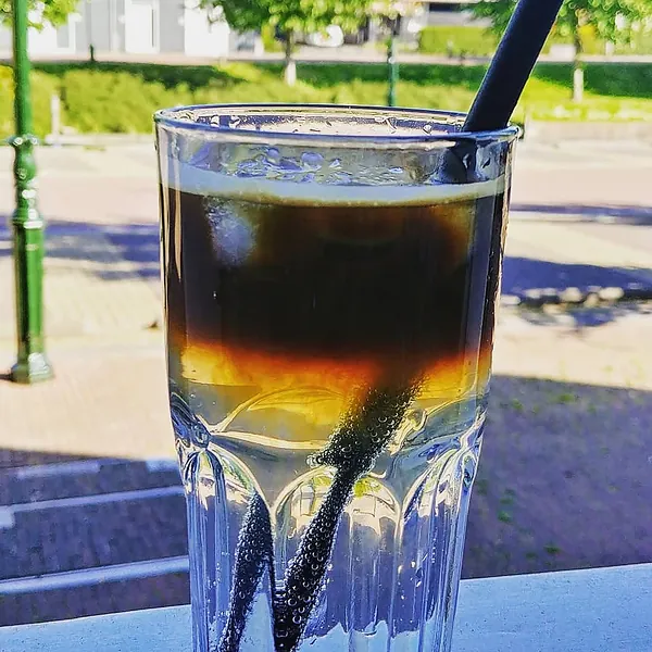 Espresso tonic op het terras