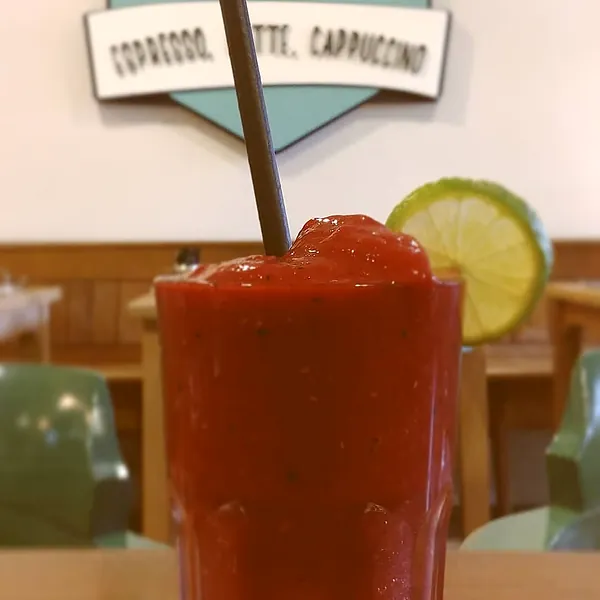 Rode smoothie met een schijfje limoen