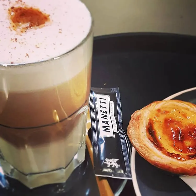 Vanilla cinnamon latte met een pastel de nata