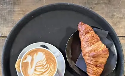 Cappuccino met een croissant