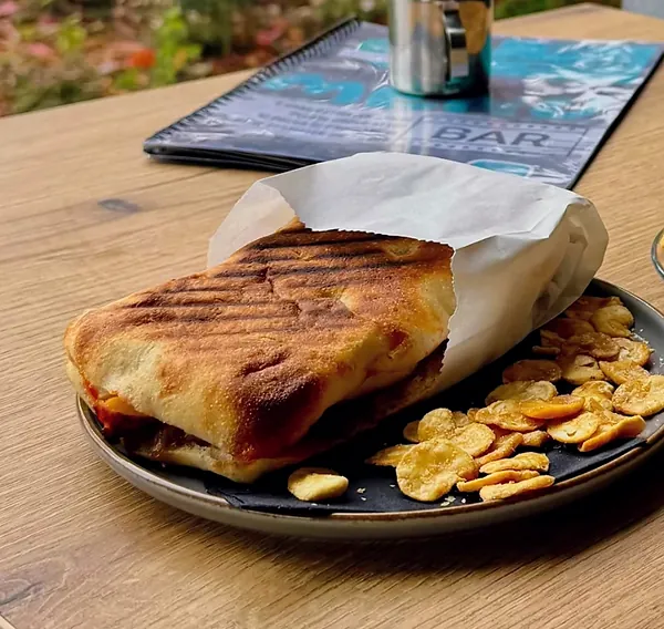 Gegrilde panini met chips en een koffie