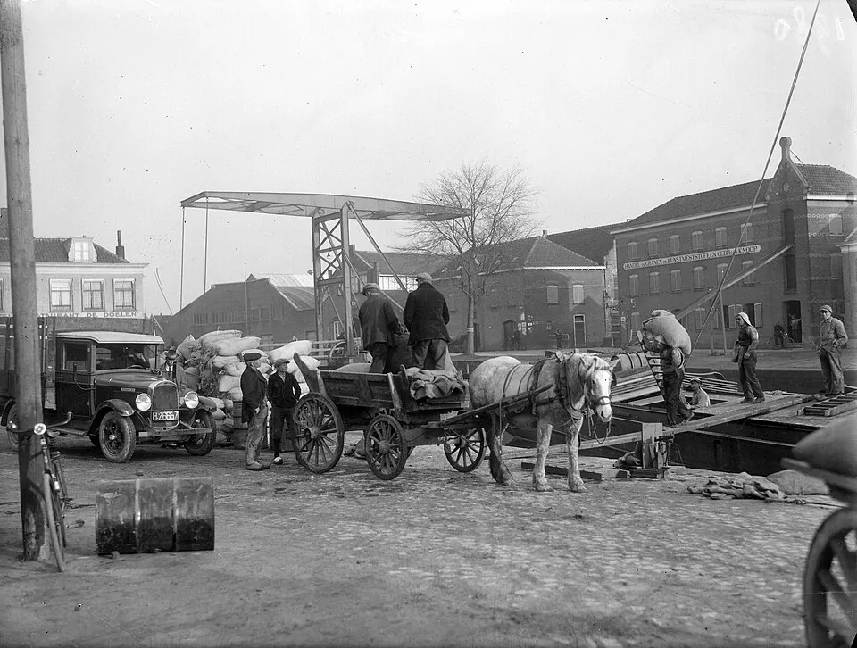 Een vrachtschip wordt gelost aan de Turfkade, 1932