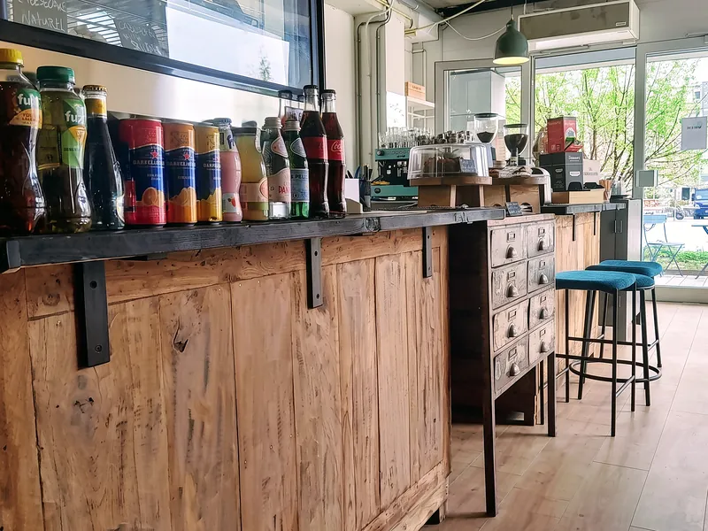 De houten bar met flessen en blauwgroene krukken in Hellevoetsluis