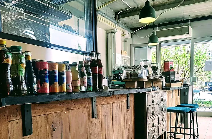 De houten bar met de buizen aan het plafond