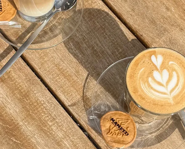 Latte macchiato en cappuccino op een houten tafel