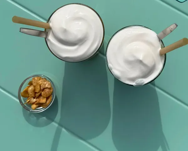 Twee koffie met slagroom op een mintgroen tafeltje