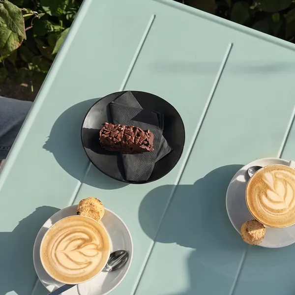Cappuccino's en een brownie in de zon