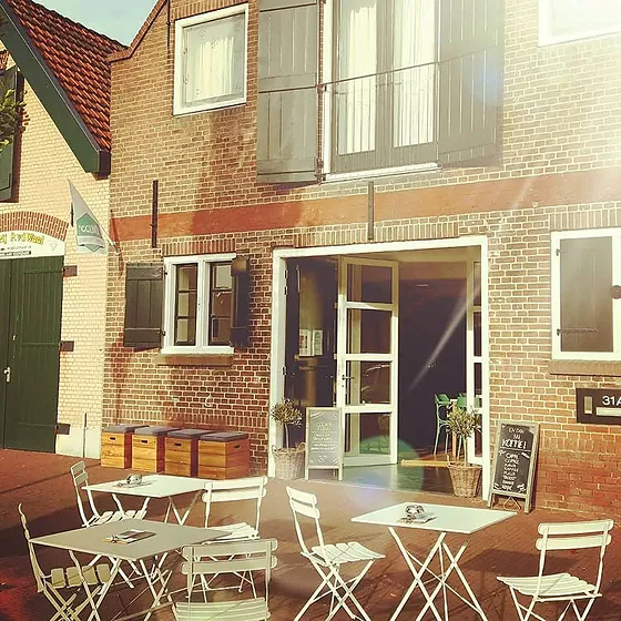 Het terras in de ochtendzon