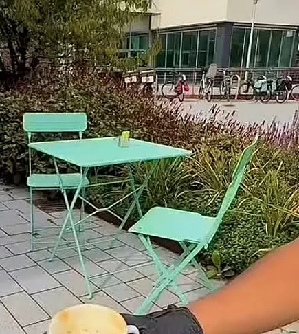 Mintgroene stoeltjes op het terras